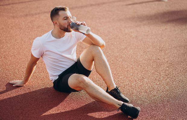 Apa pentru sportivi: ghid de hidratare corectă