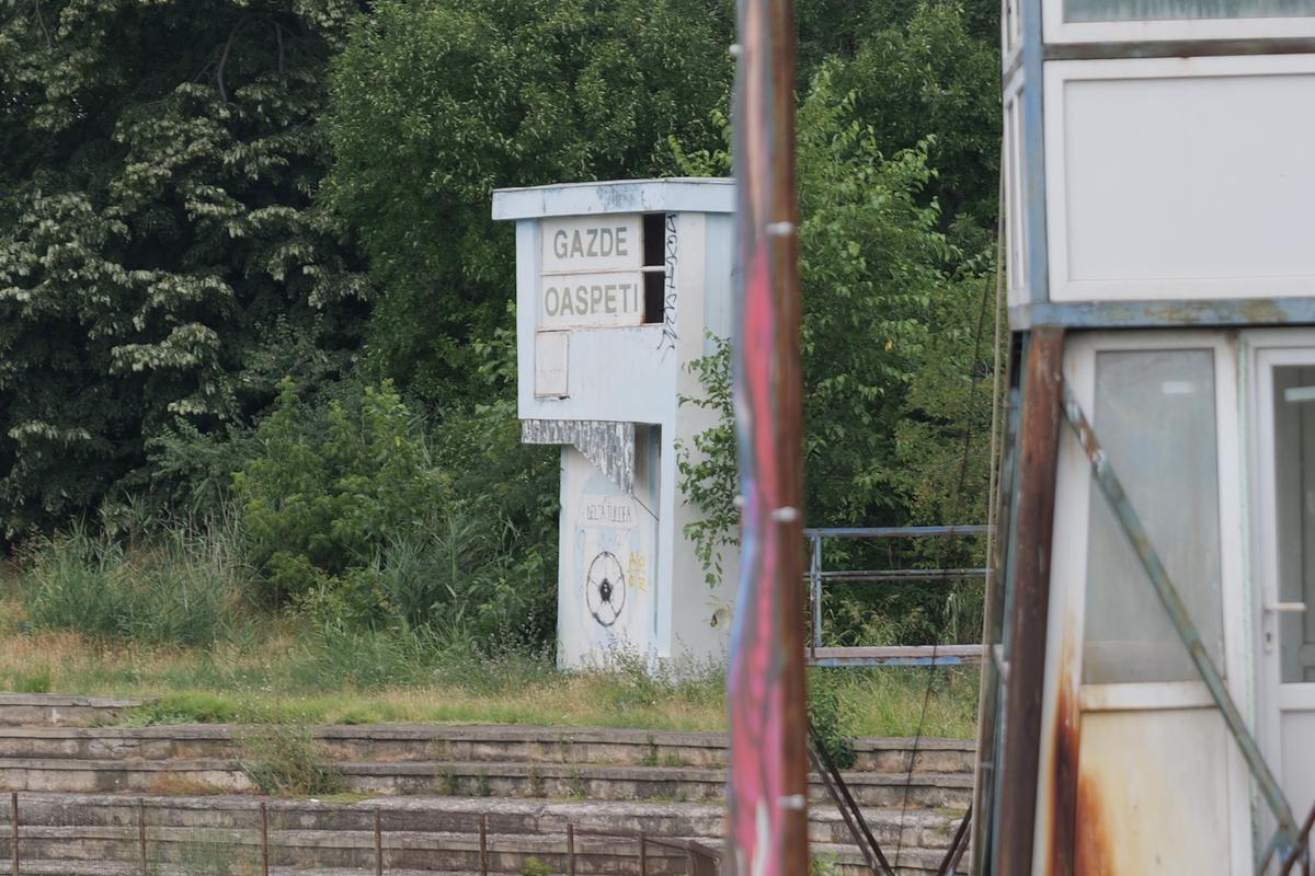 Arenă unică în România! Un bloc de locuințe este chiar în spatele Tribunei I, în curtea stadionului