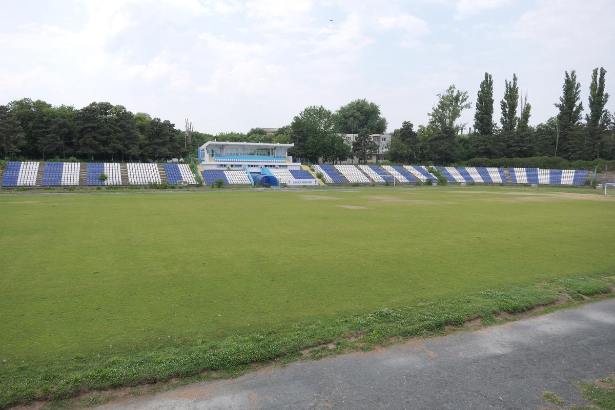Arenă unică în România! Un bloc de locuințe este chiar în spatele Tribunei I, în curtea stadionului
