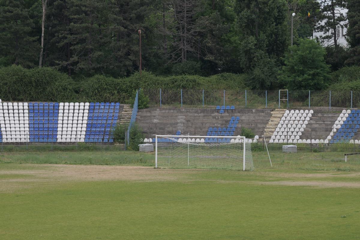 Arenă unică în România! Un bloc de locuințe este chiar în spatele Tribunei I, în curtea stadionului