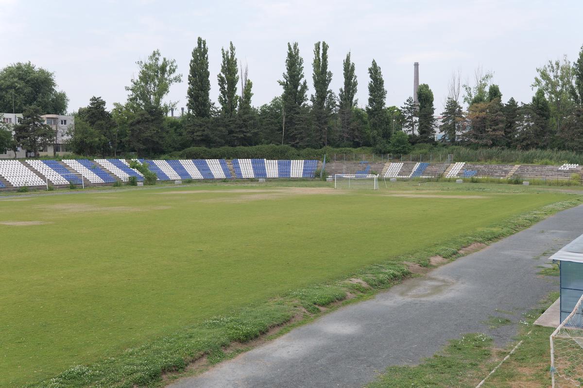 Arenă unică în România! Un bloc de locuințe este chiar în spatele Tribunei I, în curtea stadionului