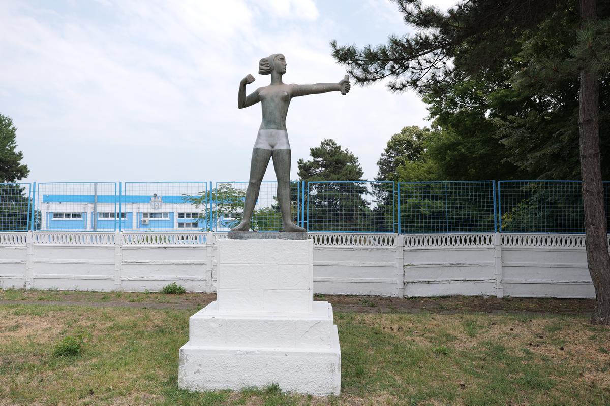 Arenă unică în România! Un bloc de locuințe este chiar în spatele Tribunei I, în curtea stadionului