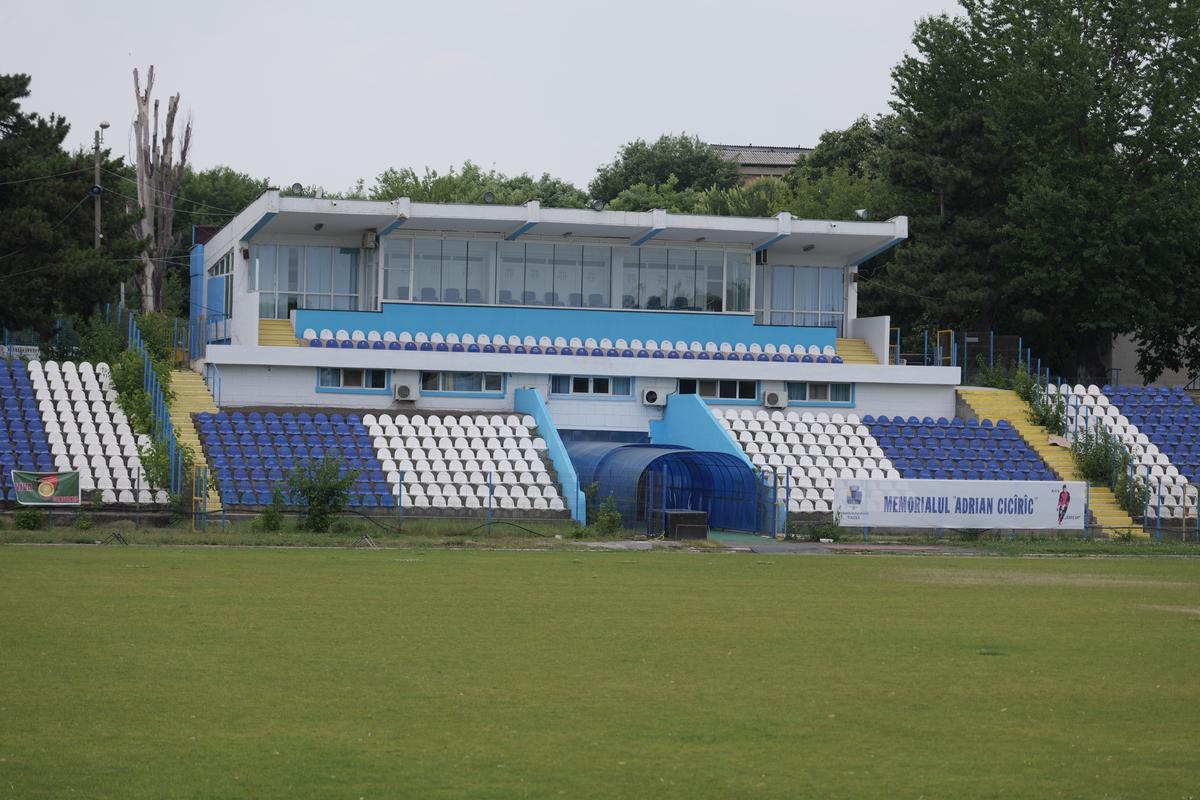 Arenă unică în România! Un bloc de locuințe este chiar în spatele Tribunei I, în curtea stadionului