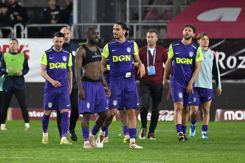Marian Huja (al patrulea de la dreapta la stânga) rămâne la CFR Cluj // foto: Imago Images