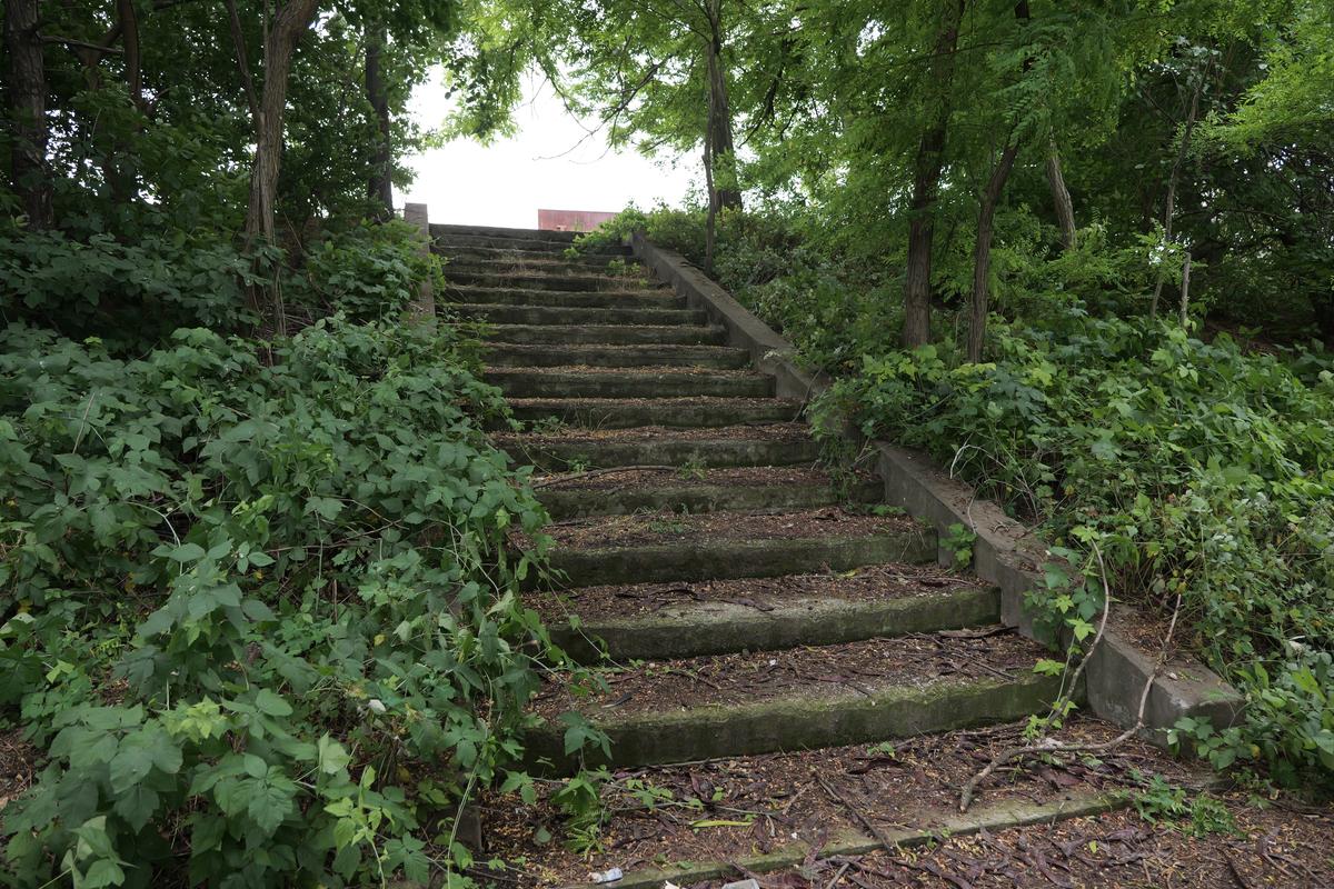 Arenă unică în România! Un bloc de locuințe este chiar în spatele Tribunei I, în curtea stadionului