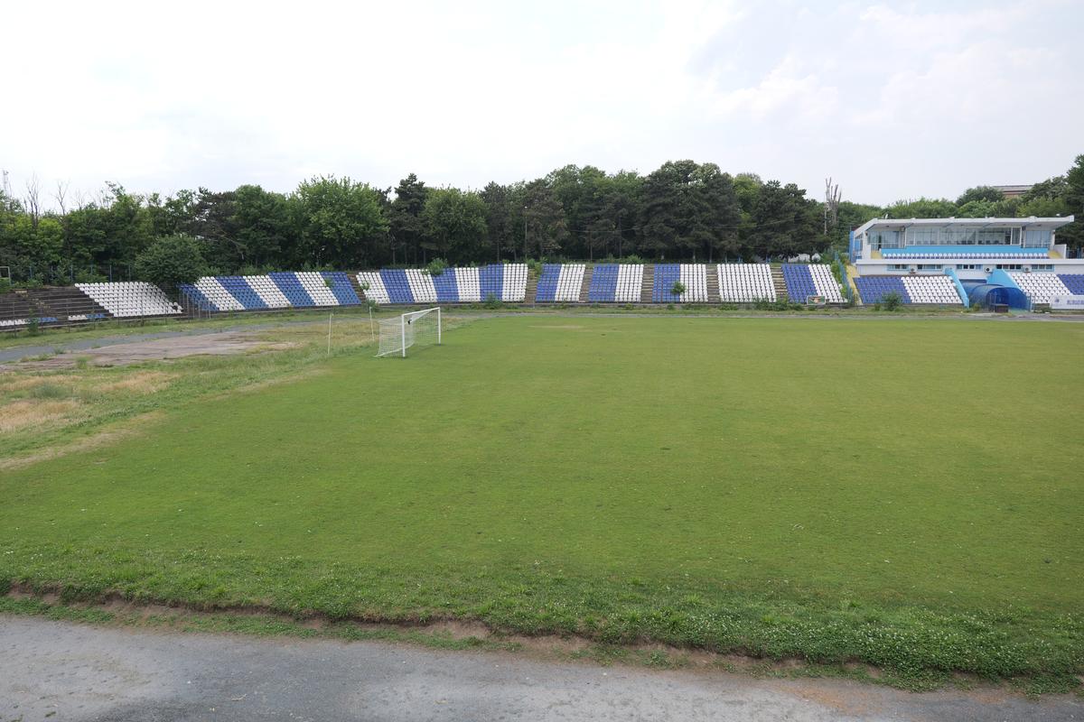 Arenă unică în România! Un bloc de locuințe este chiar în spatele Tribunei I, în curtea stadionului