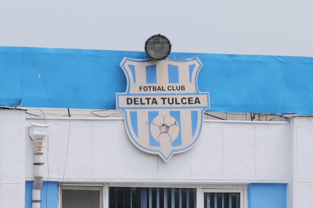 Arenă unică în România! Un bloc de locuințe este chiar în spatele Tribunei I, în curtea stadionului