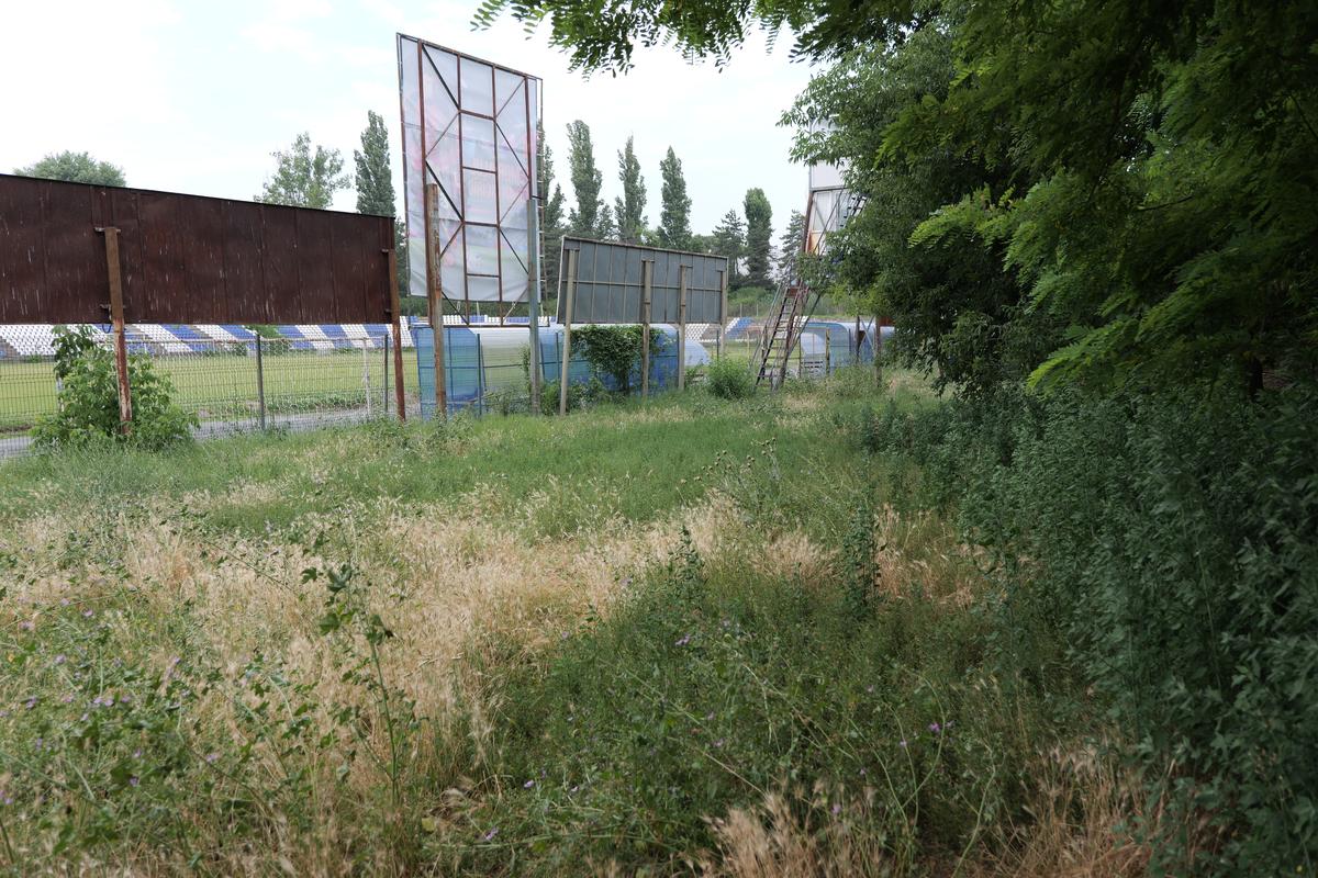 Arenă unică în România! Un bloc de locuințe este chiar în spatele Tribunei I, în curtea stadionului