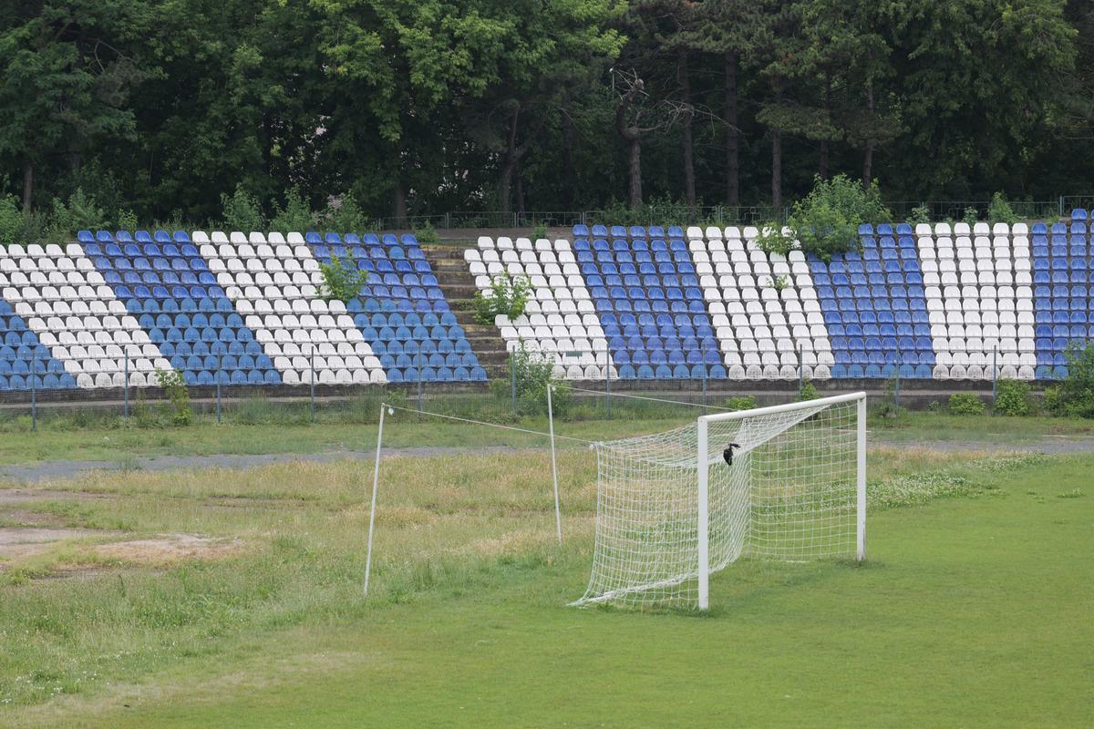 Arenă unică în România! Un bloc de locuințe este chiar în spatele Tribunei I, în curtea stadionului