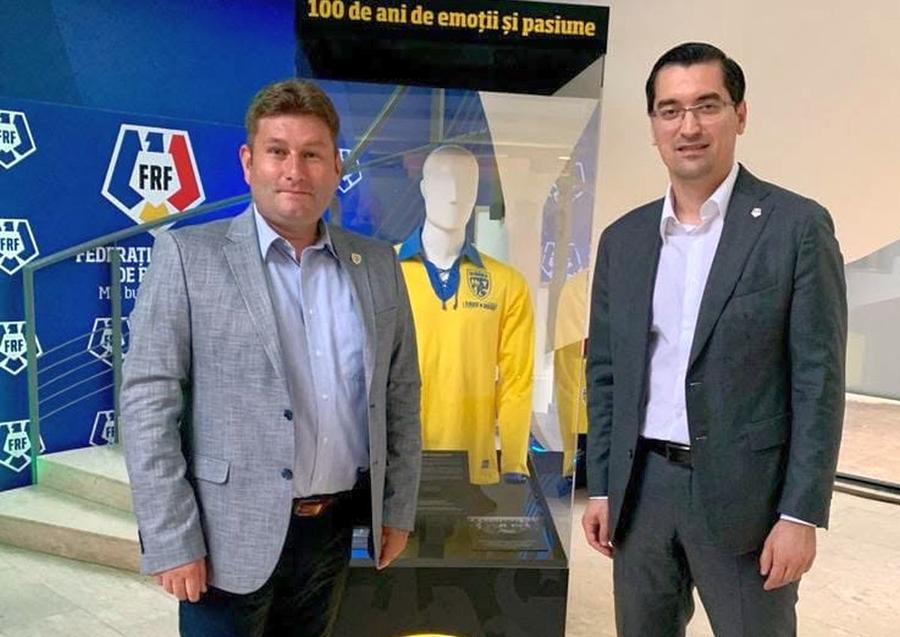 Ioan Duma, în stânga, alături de Răzvan Burleanu, președintele Federației Române de Fotbal / Sursă foto: facebook.com/paul.duma.92 «Nu te ameninț, te execut!». Altă răfuială în fotbalul românesc, clubul s-a luat la trântă cu președintele și reclamă nereguli grave