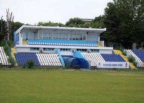 Arenă unică în România! Un bloc de locuințe este chiar în spatele Tribunei I, în curtea stadionului