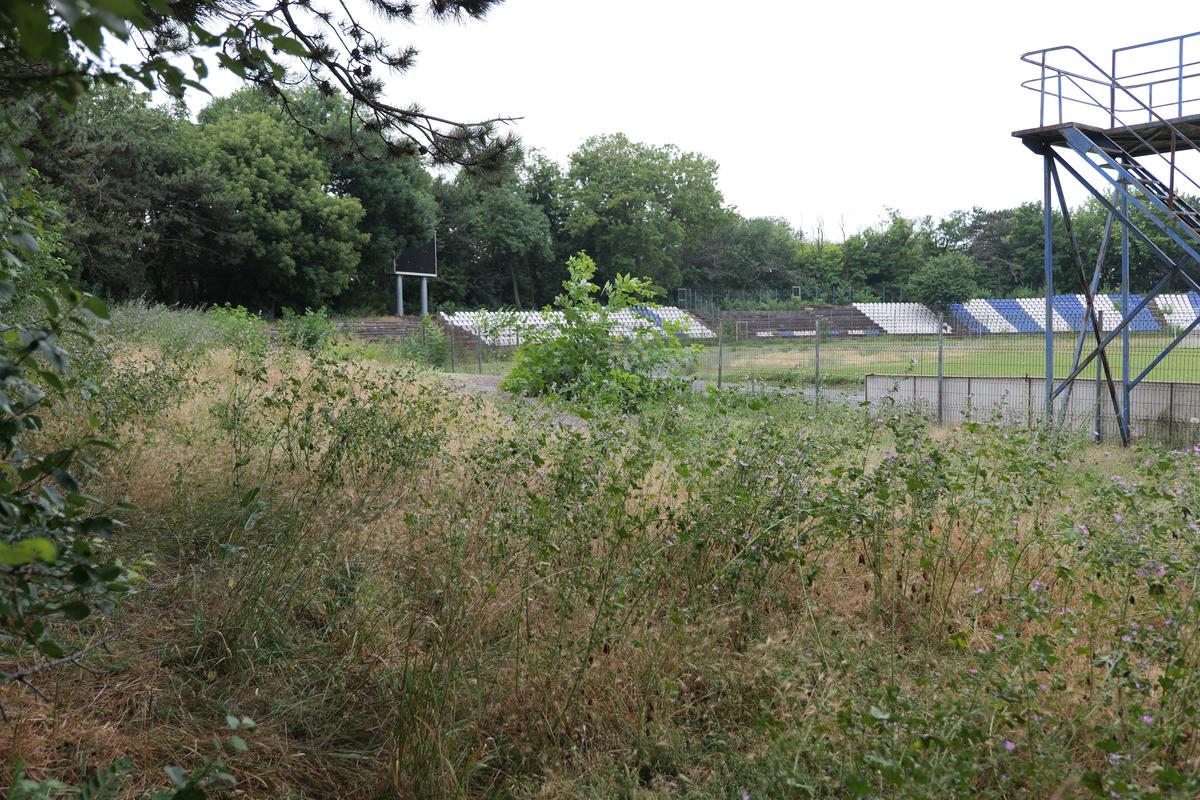 Arenă unică în România! Un bloc de locuințe este chiar în spatele Tribunei I, în curtea stadionului