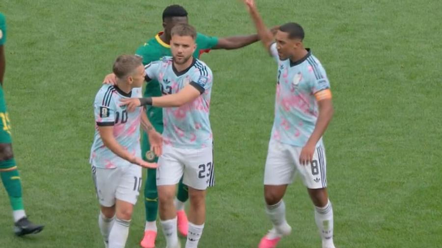 Ceartă între Leandro Trossard (stânga) și căpitanul Youri Tielemans (dreapta) / Foto: captură Mai întâi s-au luat la harță, apoi au întors senzațional » Romelu Lukaku explică transformarea: „Am avut ouă”