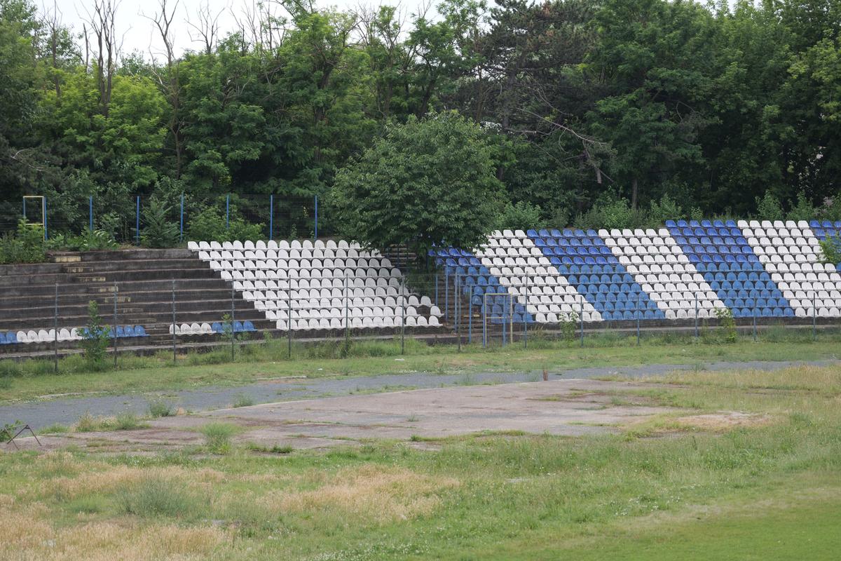 Arenă unică în România! Un bloc de locuințe este chiar în spatele Tribunei I, în curtea stadionului