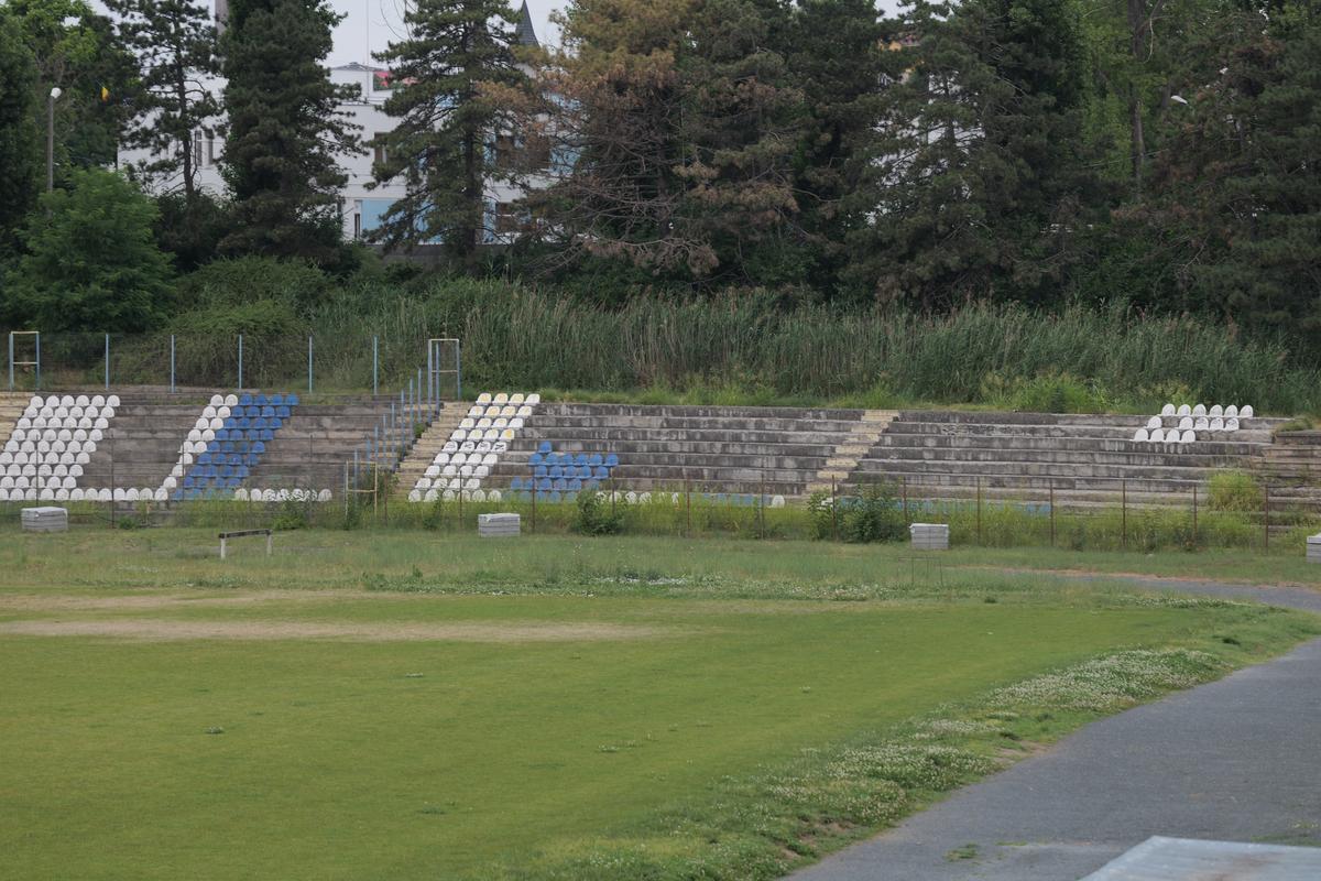 Arenă unică în România! Un bloc de locuințe este chiar în spatele Tribunei I, în curtea stadionului