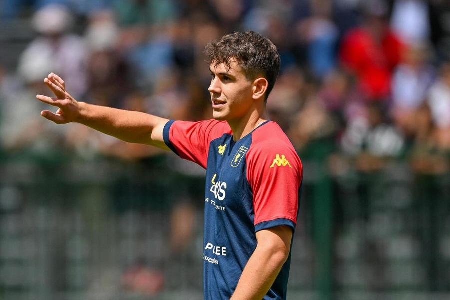 Genoa încă mai are încredere în potențialul lui Alessandro Debenedetti, astfel că recent i-a prelungit înțelegerea. Pentru sezonul 2026-2027, ar putea fi împrumutat la Rapid Rapid, aproape de un atacant atipic » A ajuns vârf din întâmplare și nu este obsedat de goluri