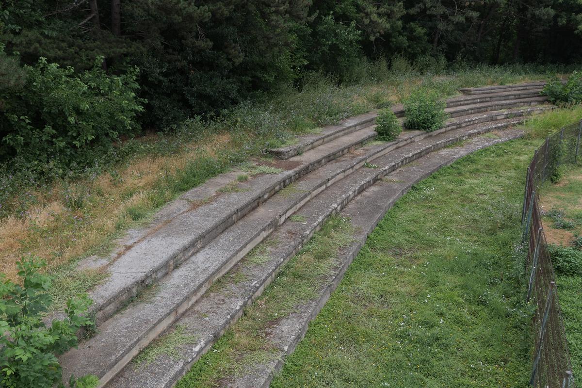 Arenă unică în România! Un bloc de locuințe este chiar în spatele Tribunei I, în curtea stadionului