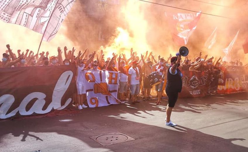 În fața stadionului din Regie, s-au adunat în jur de 350 de suporteri ai Rapidului, care au încurajat echipa pregătită de Dan Alexa înaintea meciului cu Turris, ultimul din play-off-ul pentru promovare din Liga 2.