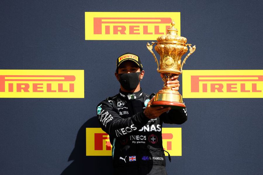 Lewis Hamilton cu trofeul de la Silverstone, cucerit pentru a șaptea oară Foto Guliver/GettyImages