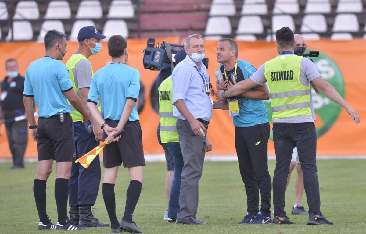 GALERIE FOTO.  Scandal după Rapid - Turris! Jucătorii au început să plângă în vestiar + au intervenit jandarmii