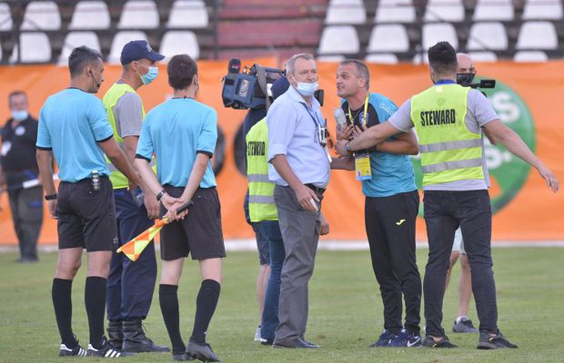 GALERIE FOTO.  Scandal după Rapid - Turris! Jucătorii au început să plângă în vestiar + au intervenit jandarmii