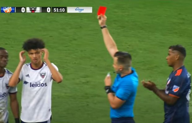 Gafă incredibilă a unui comentator din MLS: „Penalty! Arbitrul arată spre punctul cu var!”