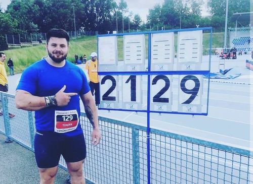 Rareș Toader are 1,90 metri și 128 de kilograme. Este recordmanul României la aruncarea greutății și se mândrește cu asta. Marți, de la ora 13:15, va intra în concurs la Jocurile Olimpice.