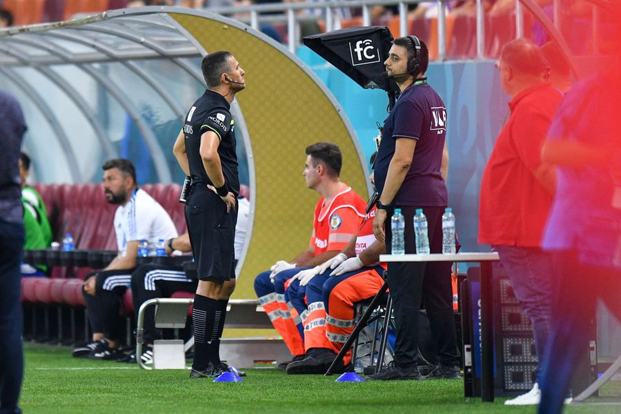 Adrian Cojocaru, arbitrul partidei FCSB - FCU Craiova, ar fi putut să vadă și fără ajutorul sistemului VAR faultul în careu al lui Dawa la Duarte (foto: Raed Krishan/GSP) VAR și lumea perfectă a lui Orlando Nicoară