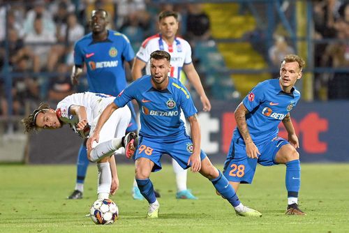 Alexandru Pantea, în dreapta, nu va fi titular cu CSKA 1948 Sofia // foto: Imago Images