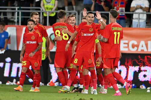 Mihai Stoica (58 de ani), managerul general al celor de la FCSB, s-a arătat impresionat de felul în care mijlocașul croat Damjan Djokovic (33 de ani) s-a integrat la vicecampioana României. 
Foto: Facebook @ FCSB