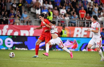 Fotbalistul lui Dinamo, făcut praf după derby-ul cu FCSB: „Ferească Dumnezeu dacă și ăsta poate juca în Liga 1! Era stângaci dar era încălțat numai cu dreptul”