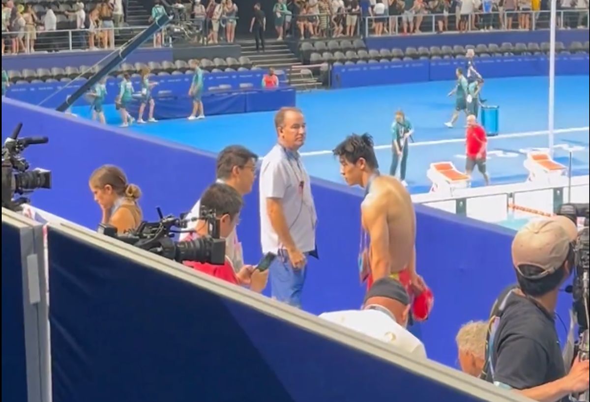 Chinezul Pan Zhanle, rivalul lui David Popovici, a revenit azi în bazin la Jocurile Olimpice » Imediat după interviu, agenții doping l-au luat în primire