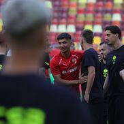 Jucătorii lui Dinamo și FCSB au ieșit pentru inspecția gazonului // Foto: Ionuț Iordache GSP