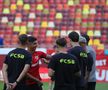 Jucătorii lui Dinamo și FCSB au ieșit pentru inspecția gazonului // Foto: Ionuț Iordache GSP