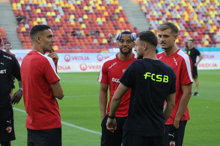 Jucătorii lui Dinamo și FCSB au ieșit pentru inspecția gazonului // Foto: Ionuț Iordache GSP