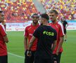 Jucătorii lui Dinamo și FCSB au ieșit pentru inspecția gazonului // Foto: Ionuț Iordache GSP