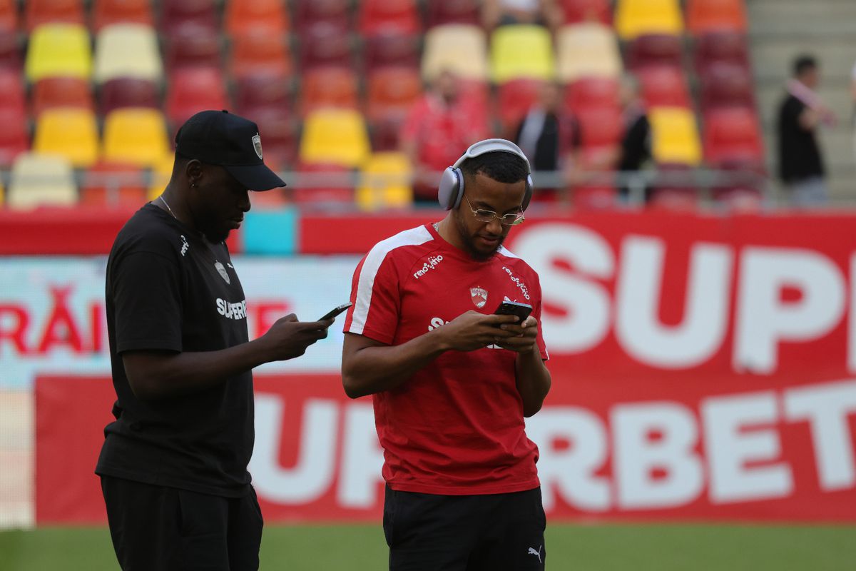 Dinamo - FCSB, imagini de încălzire: cum au fost primiți Politic și Musi de foștii colegi