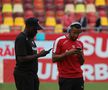 Jucătorii lui Dinamo și FCSB au ieșit pentru inspecția gazonului // Foto: Ionuț Iordache GSP
