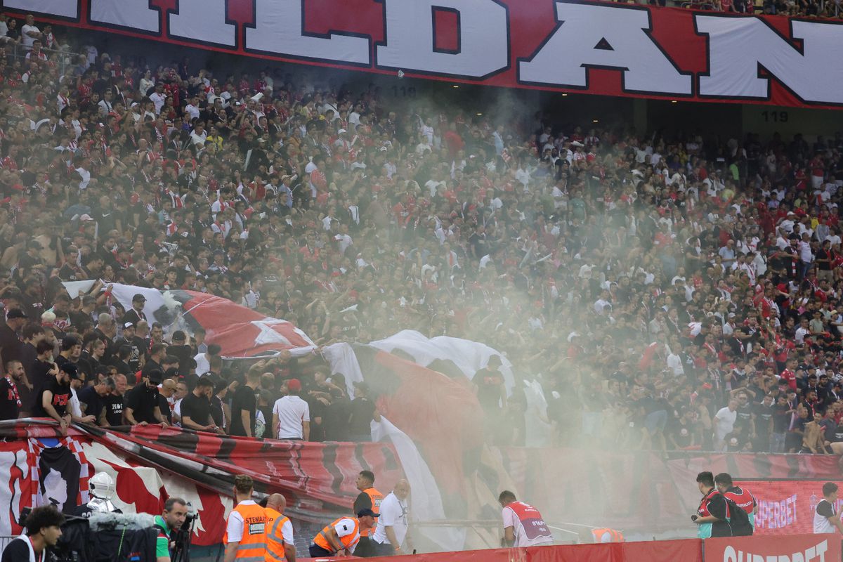 Scenografie cu bucluc în derby! Dinamoviștii n-au putut să-l miște pe „Mario”