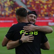 Jucătorii lui Dinamo și FCSB au ieșit pentru inspecția gazonului // Foto: Ionuț Iordache GSP
