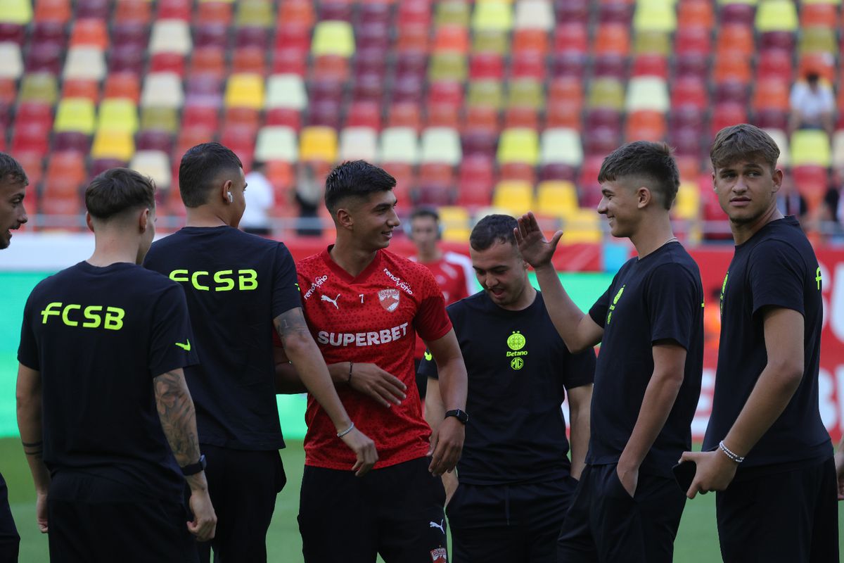 Dinamo - FCSB, imagini de încălzire: cum au fost primiți Politic și Musi de foștii colegi