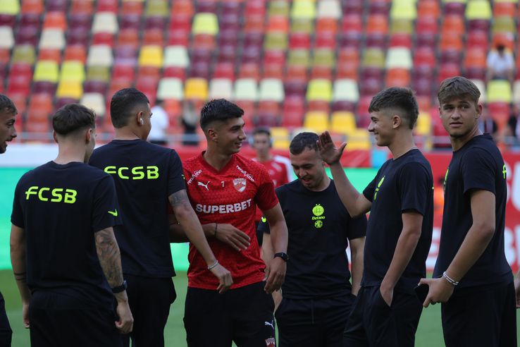Jucătorii lui Dinamo și FCSB au ieșit pentru inspecția gazonului // Foto: Ionuț Iordache GSP