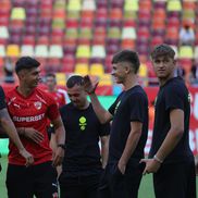 Jucătorii lui Dinamo și FCSB au ieșit pentru inspecția gazonului // Foto: Ionuț Iordache GSP