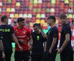 Jucătorii lui Dinamo și FCSB au ieșit pentru inspecția gazonului // Foto: Ionuț Iordache GSP