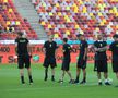 Jucătorii lui Dinamo și FCSB au ieșit pentru inspecția gazonului // Foto: Ionuț Iordache GSP