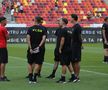 Jucătorii lui Dinamo și FCSB au ieșit pentru inspecția gazonului // Foto: Ionuț Iordache GSP