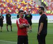 Jucătorii lui Dinamo și FCSB au ieșit pentru inspecția gazonului // Foto: Ionuț Iordache GSP