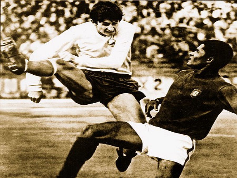 Poza duelului celebru dintre Cornel Dinu și Eusebio Cât o mie de cuvinte