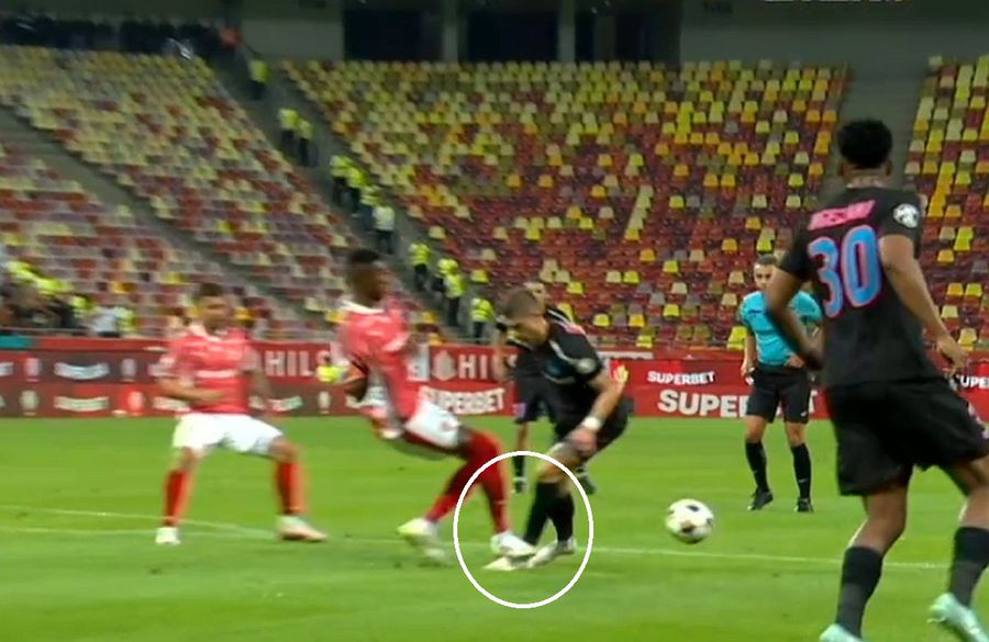 Faultul de penalty comis de Boateng Dinamo - FCSB 4-3 » Armstrong în misiune! DESCĂTUȘARE alb-roșie! În sfârșit, „câinii” o bat pe FCSB după un derby cu 4 penalty-uri