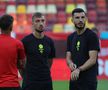 Jucătorii lui Dinamo și FCSB au ieșit pentru inspecția gazonului // Foto: Ionuț Iordache GSP